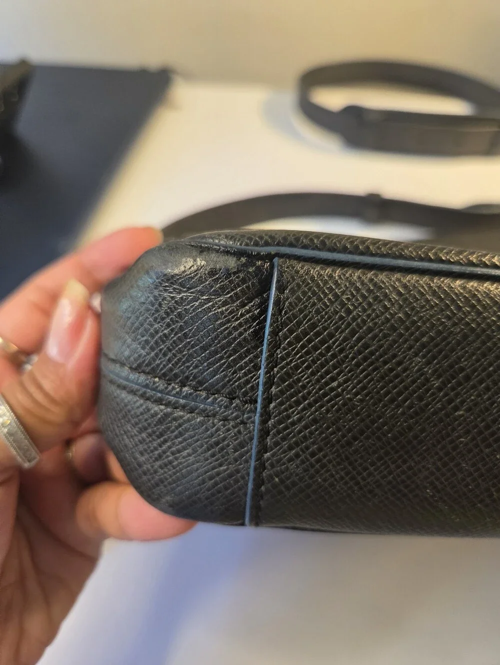 Louis Vuitton Roman MM Taiga Messenger Bag Black Leather W12.59